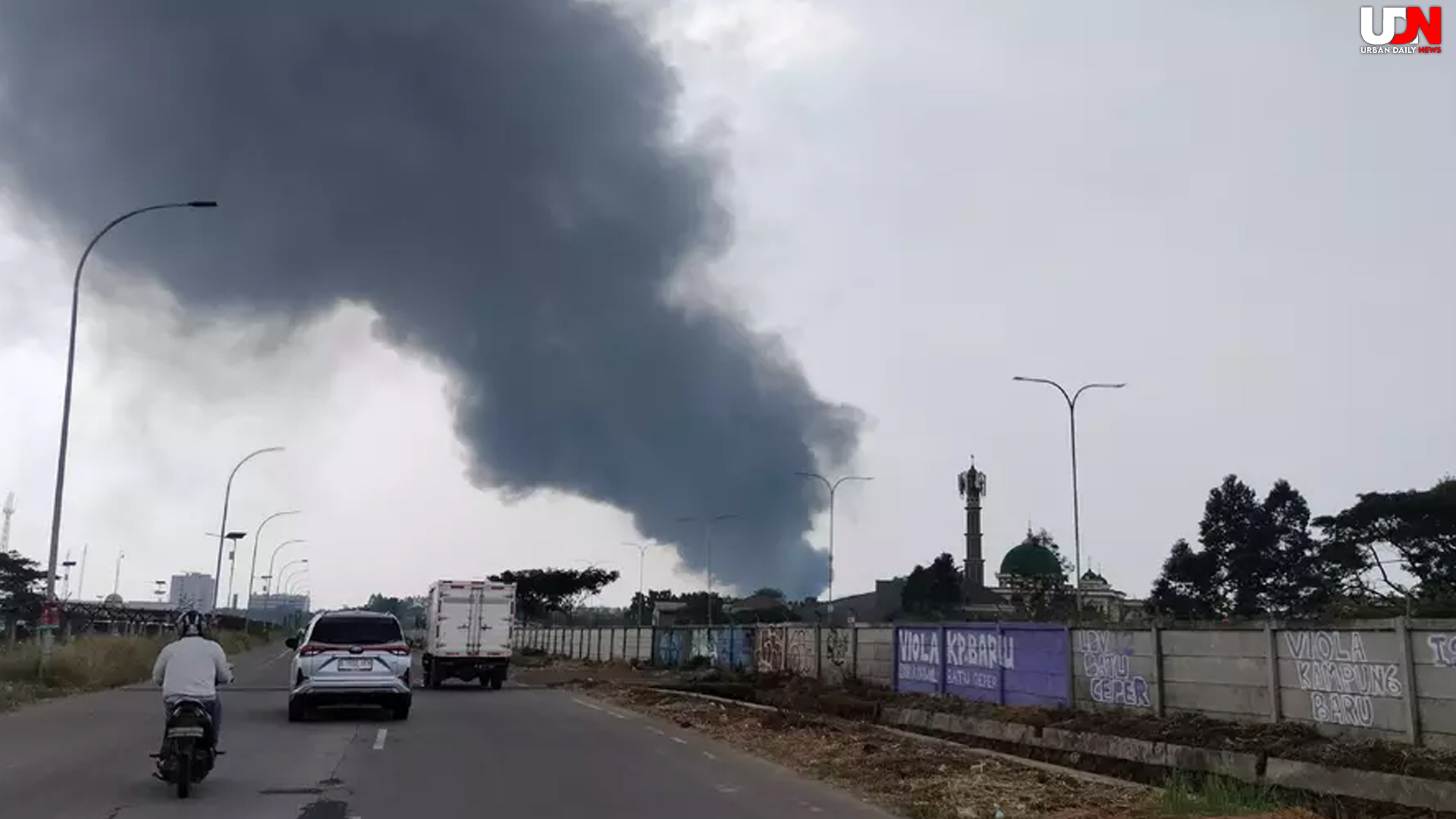 Api Dekat Bandara Soetta Mengancam Pabrik Pengolah Biji Plastik