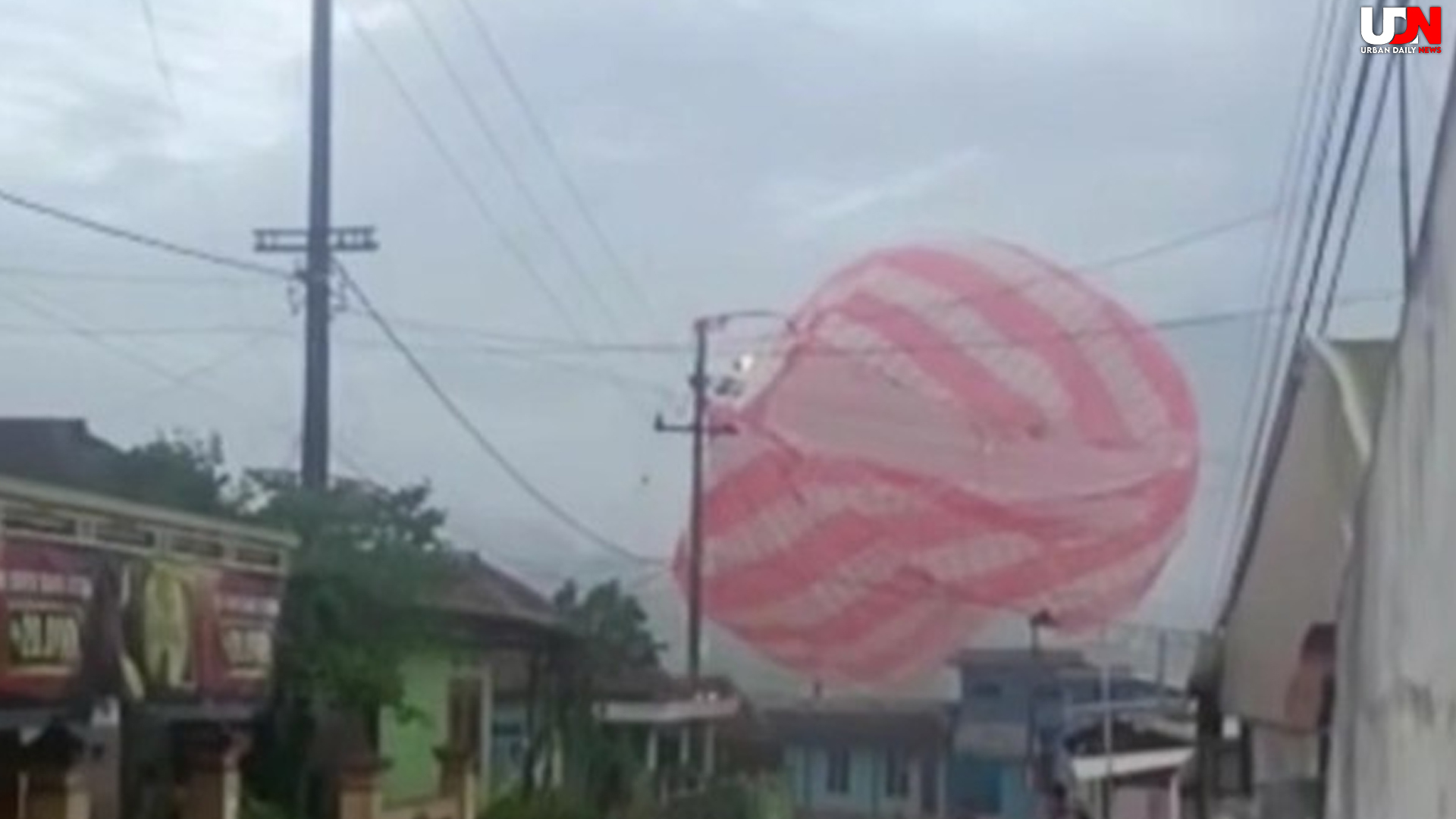 Balon Udara Besar Nyangkut di Kabel Listrik, Warga Malang Panik