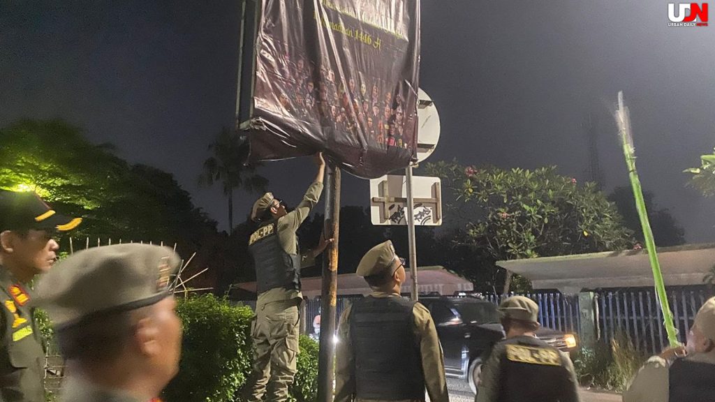 Bekasi Bersih! Satpol PP Copot Puluhan Atribut Ormas di Jalan