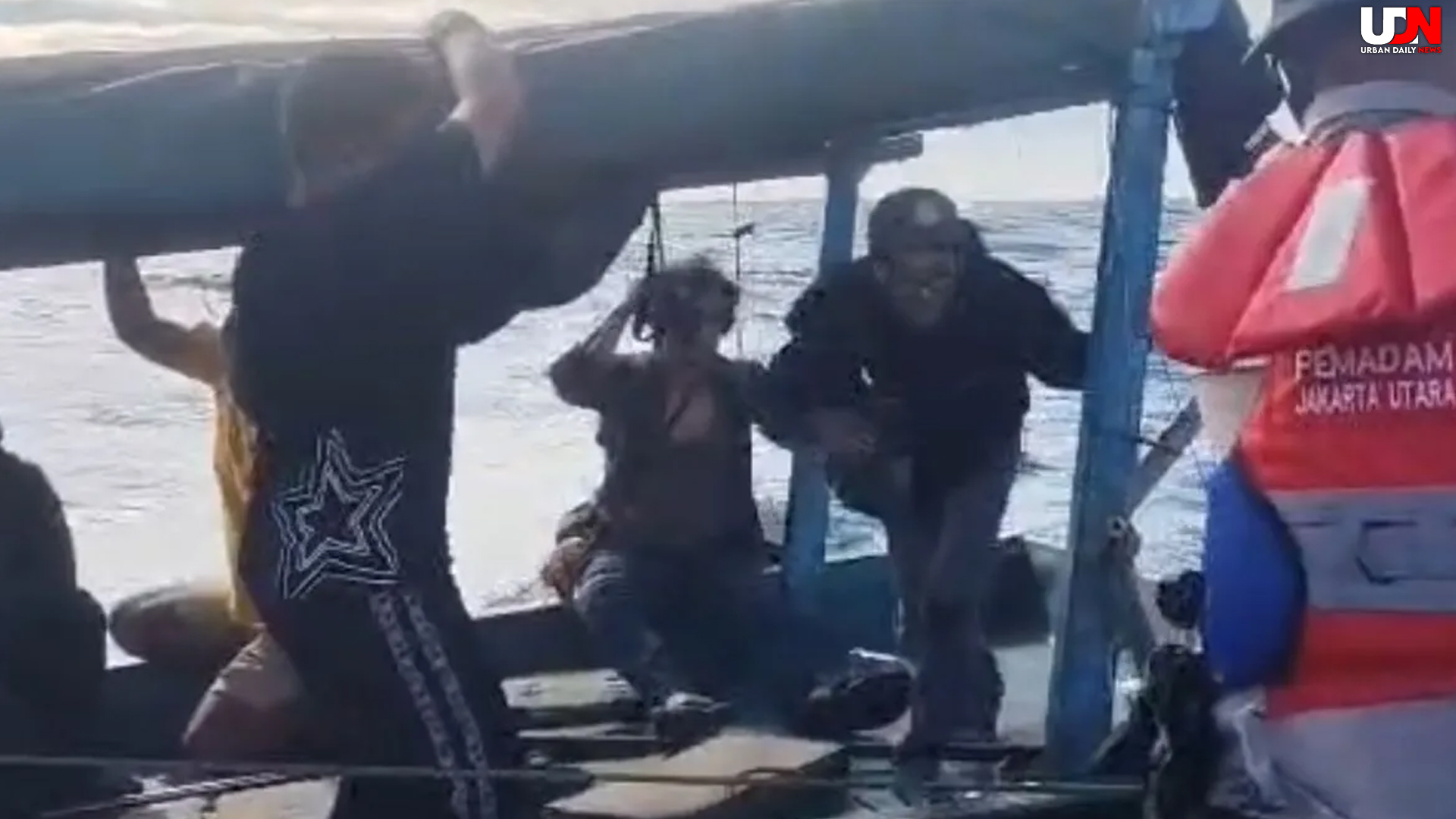 Kapal Rusak di Jalur Kargo, 8 Penumpang Dievakuasi Selamat
