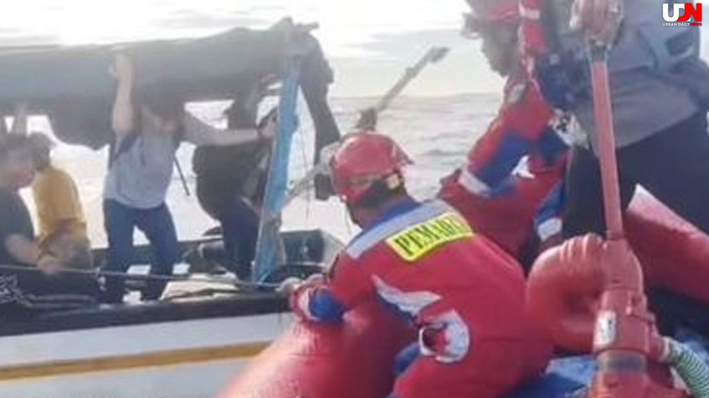Kapal Rusak di Jalur Kargo, 8 Penumpang Dievakuasi Selamat