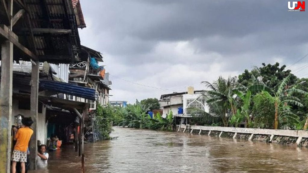 Tanggul Ambruk, Mampang Disapu Banjir Setinggi 1,2 Meter