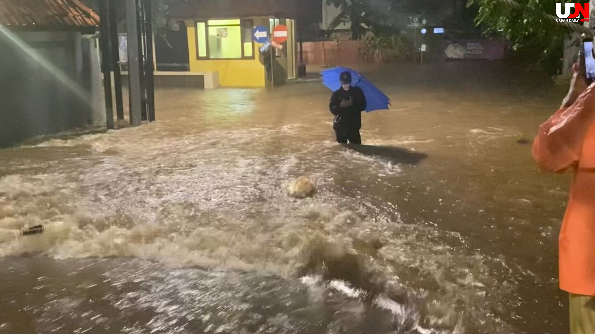 Tanggul Ambruk, Mampang Disapu Banjir Setinggi 1,2 Meter