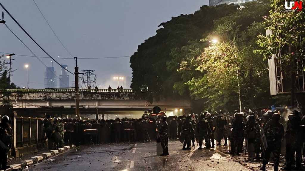 Demo 25 Agustus: DPR Dikepung, Pos Polisi Rusak Hingga Malam