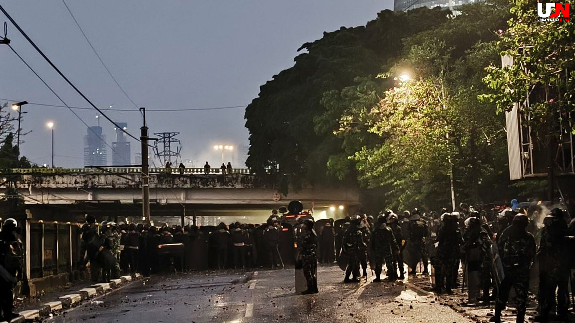 Demo 25 Agustus: DPR Dikepung, Pos Polisi Rusak Hingga Malam