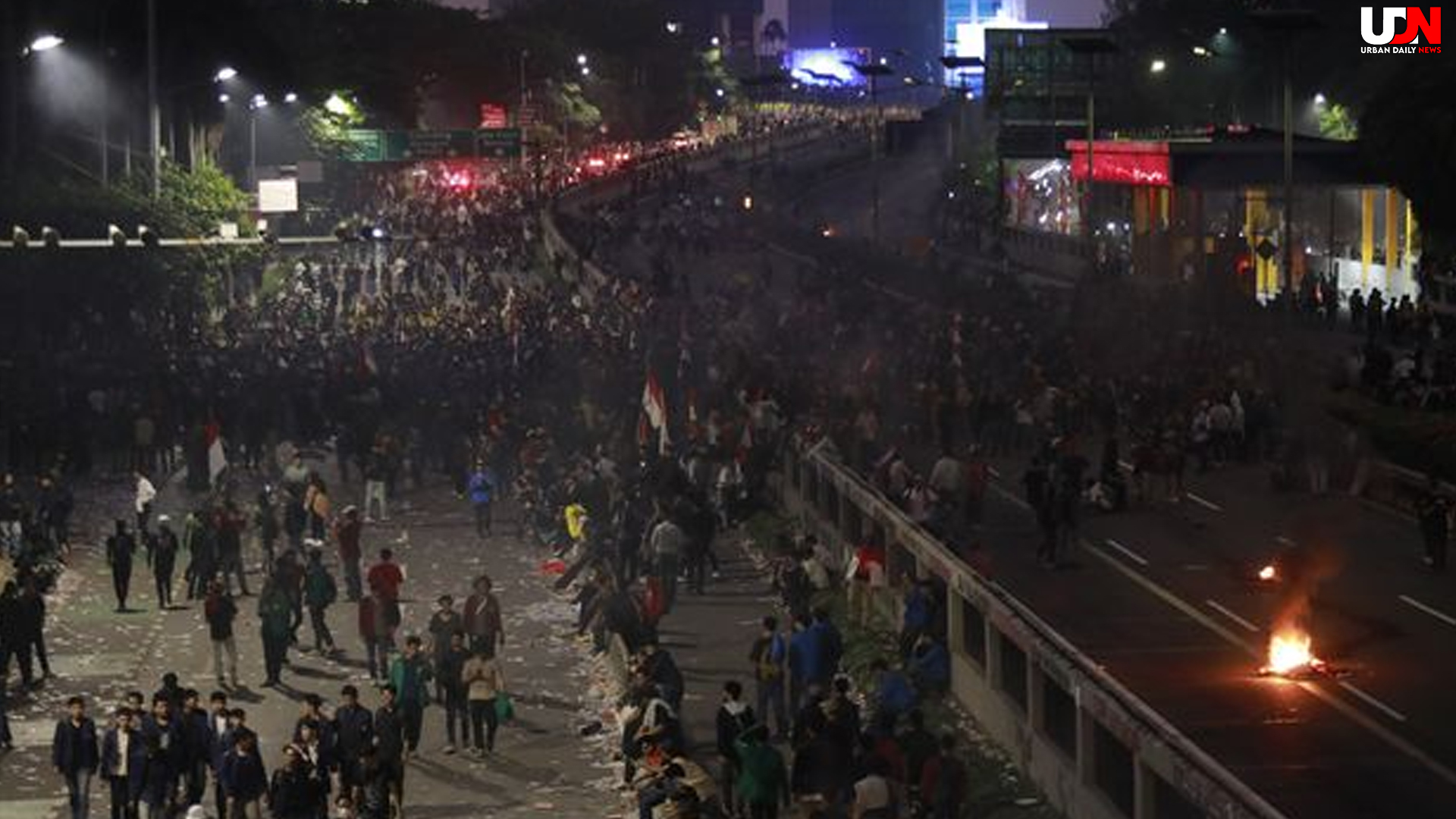 Demo 25 Agustus: DPR Dikepung, Pos Polisi Rusak Hingga Malam