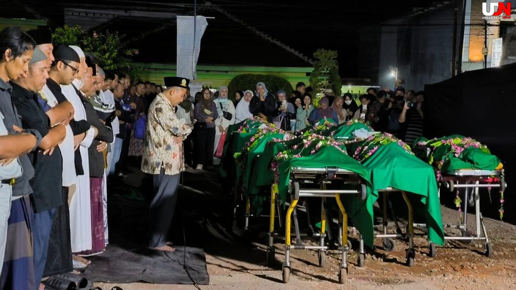 Probolinggo Berduka 12 Jenazah Korban Bus Disambut Tangis