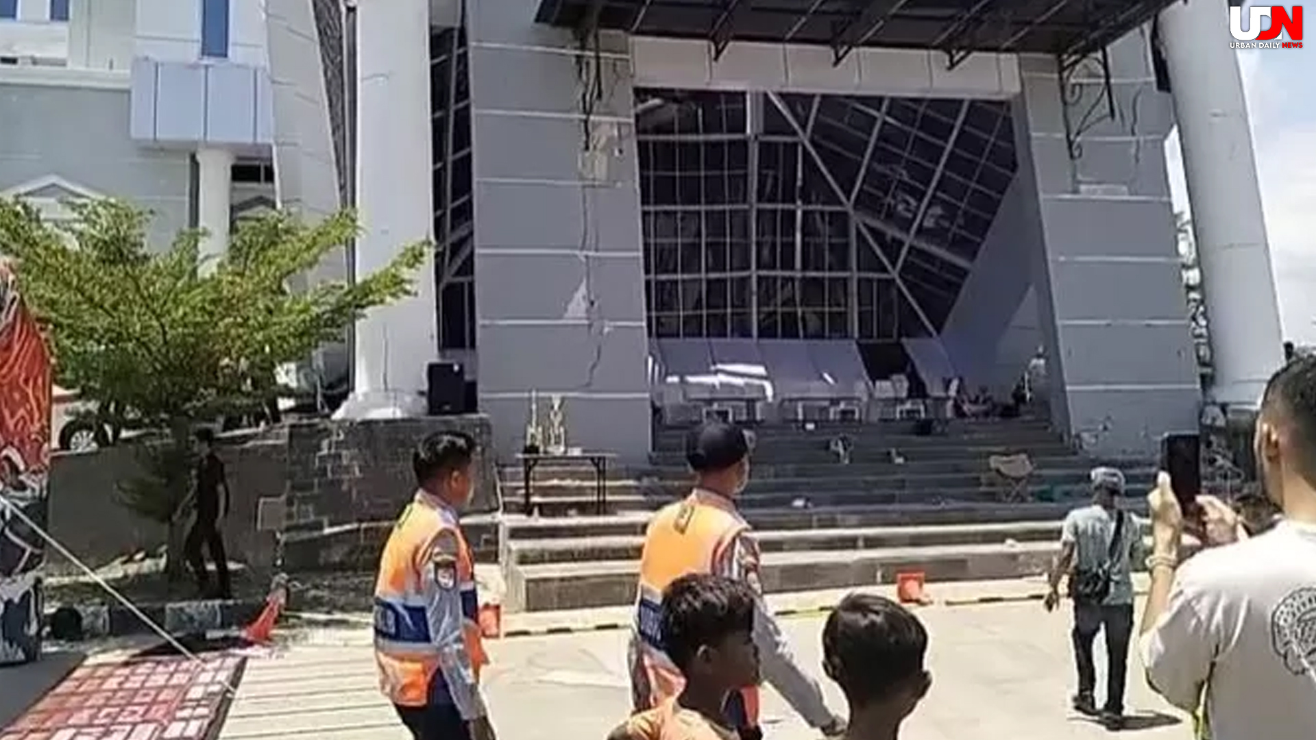Brebes Heboh Atap Teras Kantor Ambruk Menimpa 3 Orang