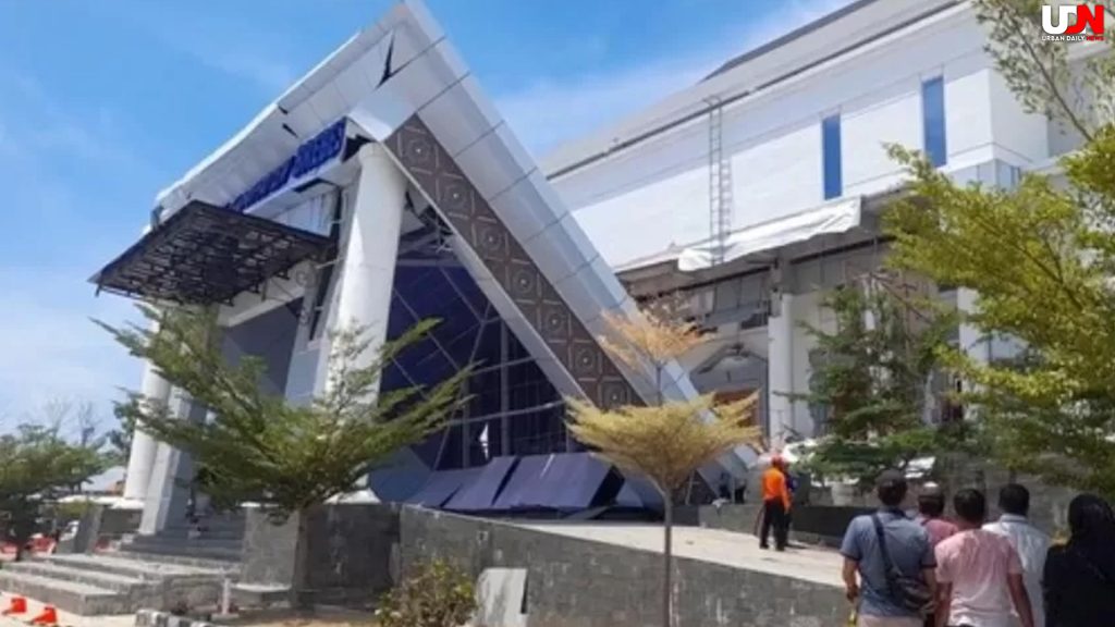 Brebes Heboh Atap Teras Kantor Ambruk Menimpa 3 Orang