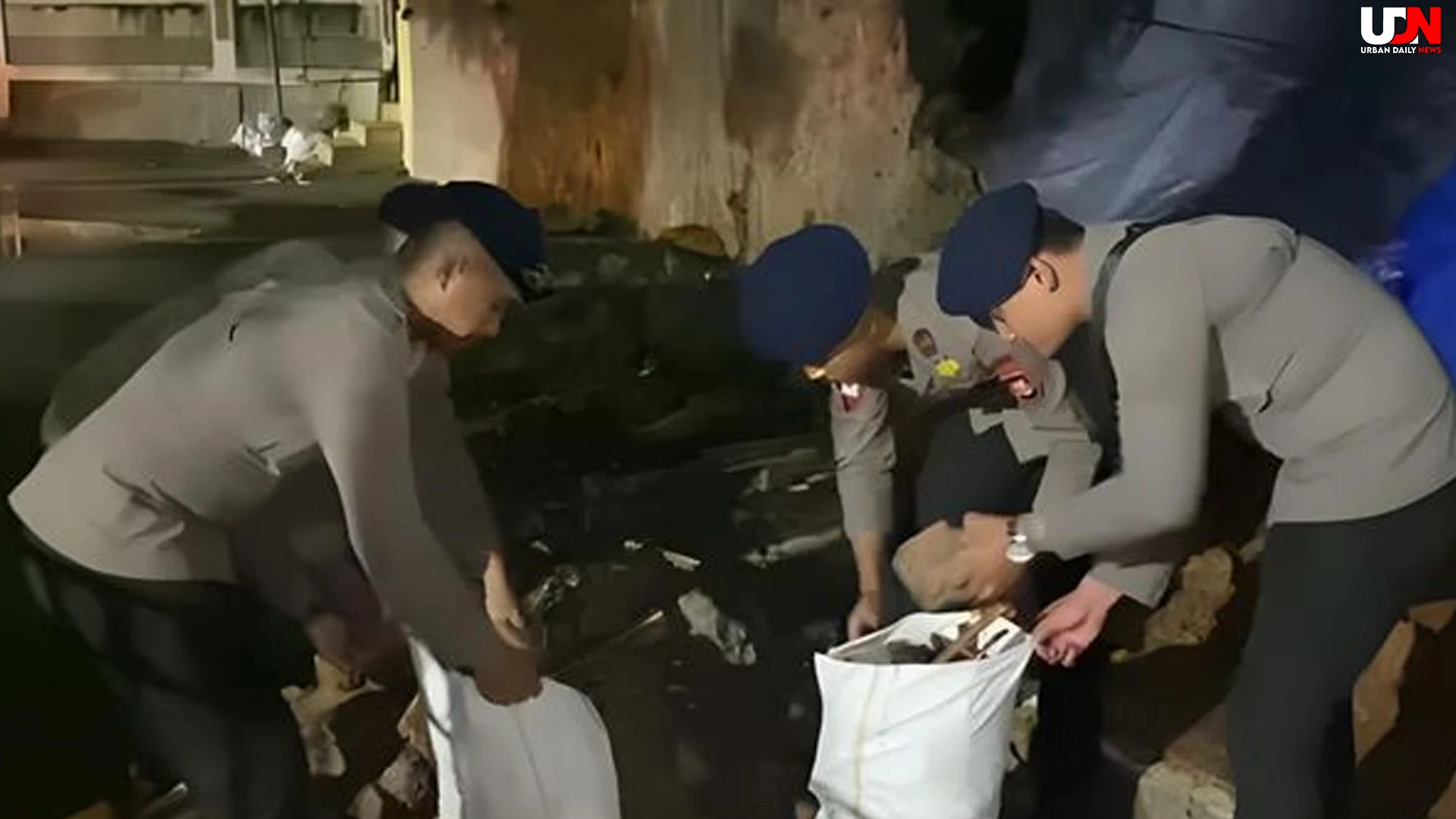 5 Langkah Brimob Perbaiki Tembok Roboh di TPU Jeruk Purut