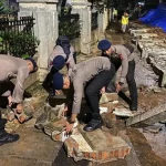 5 Langkah Brimob Perbaiki Tembok Roboh di TPU Jeruk Purut