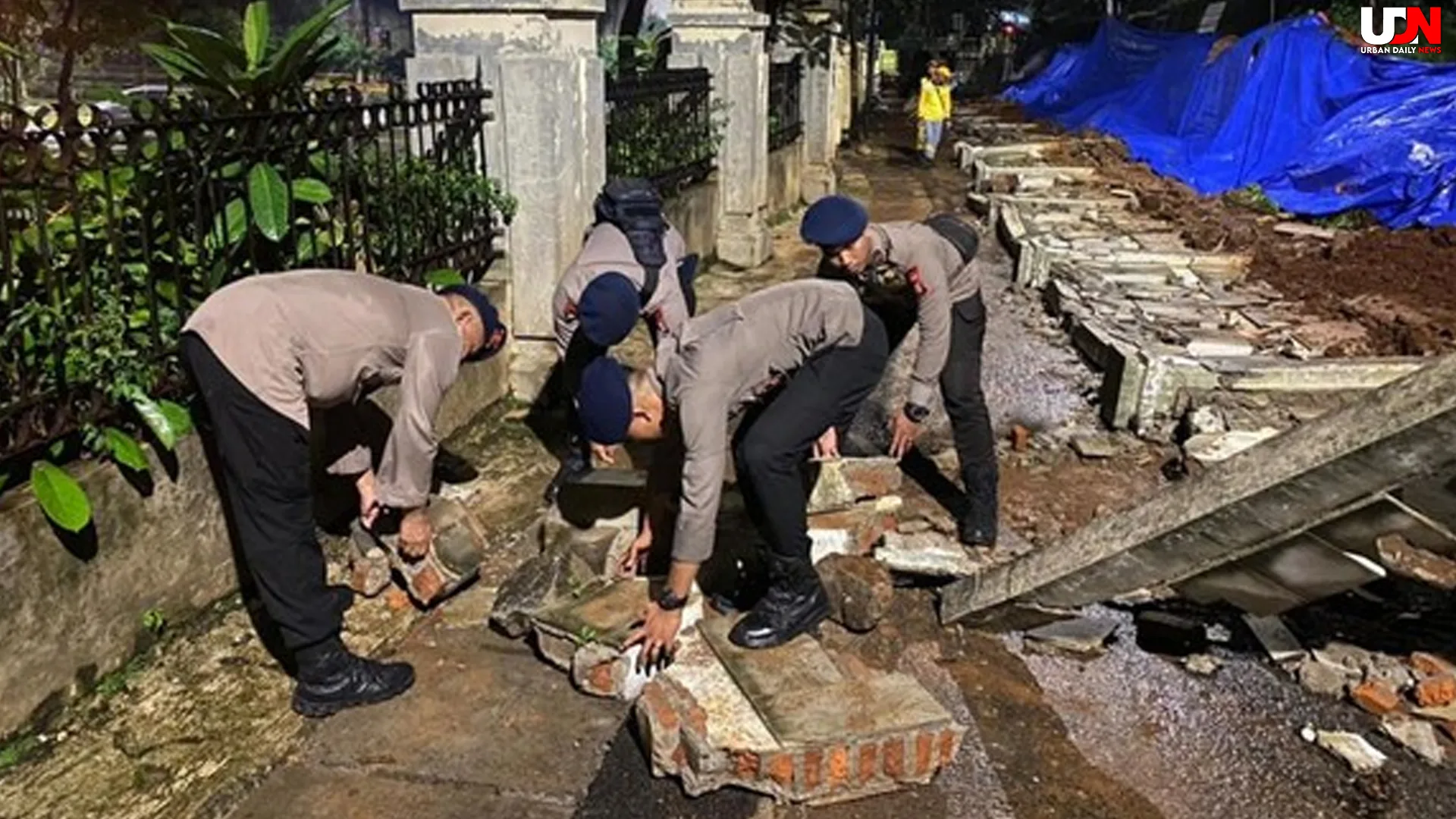 5 Langkah Brimob Perbaiki Tembok Roboh di TPU Jeruk Purut