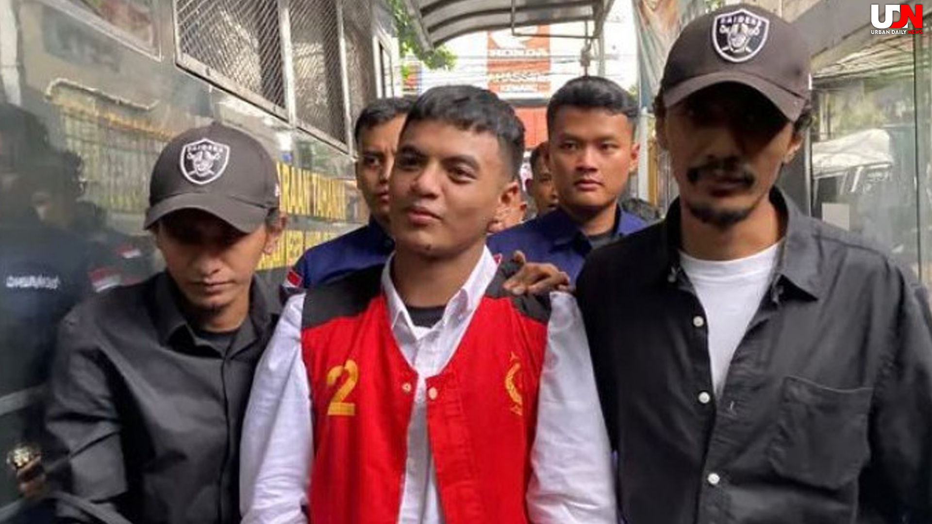 Hakim Vonis Vadel Badjideh 9 Tahun Penjara dan Denda Rp 1 M