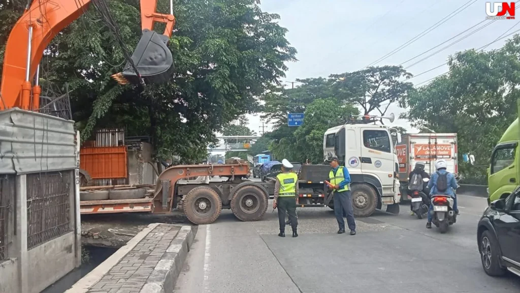 Truk Trailer Melintang di Daan Mogot Akibat Ban 4 Dampak Besar