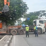 Truk Trailer Melintang di Daan Mogot Akibat Ban 4 Dampak Besar