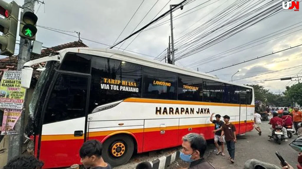 5 Tragedi Bus Ngeblong Terobos Lampu Merah Tabrak Mobil di Kediri