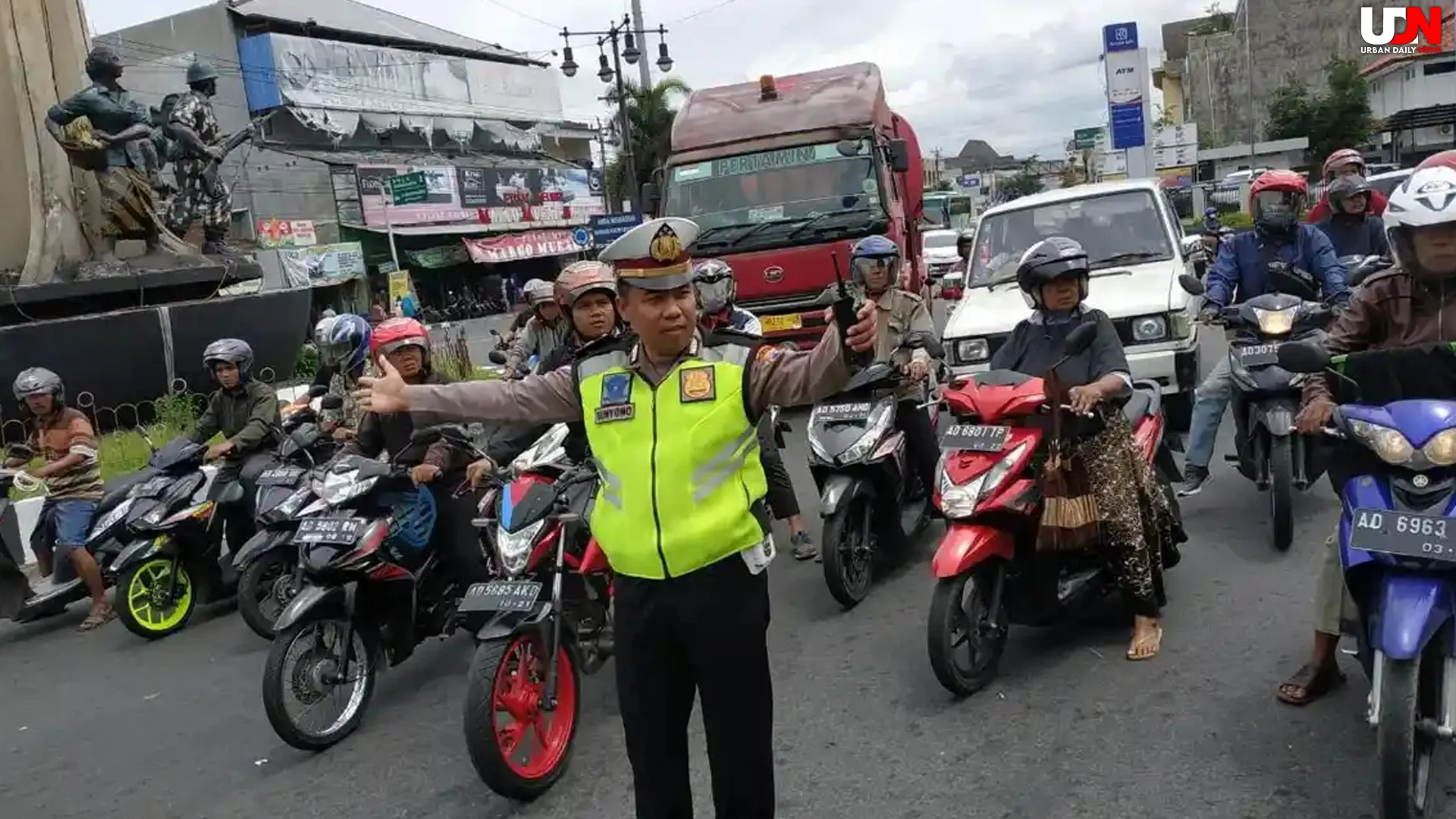 Truk Trailer Melintang di Daan Mogot Akibat Ban 4 Dampak Besar