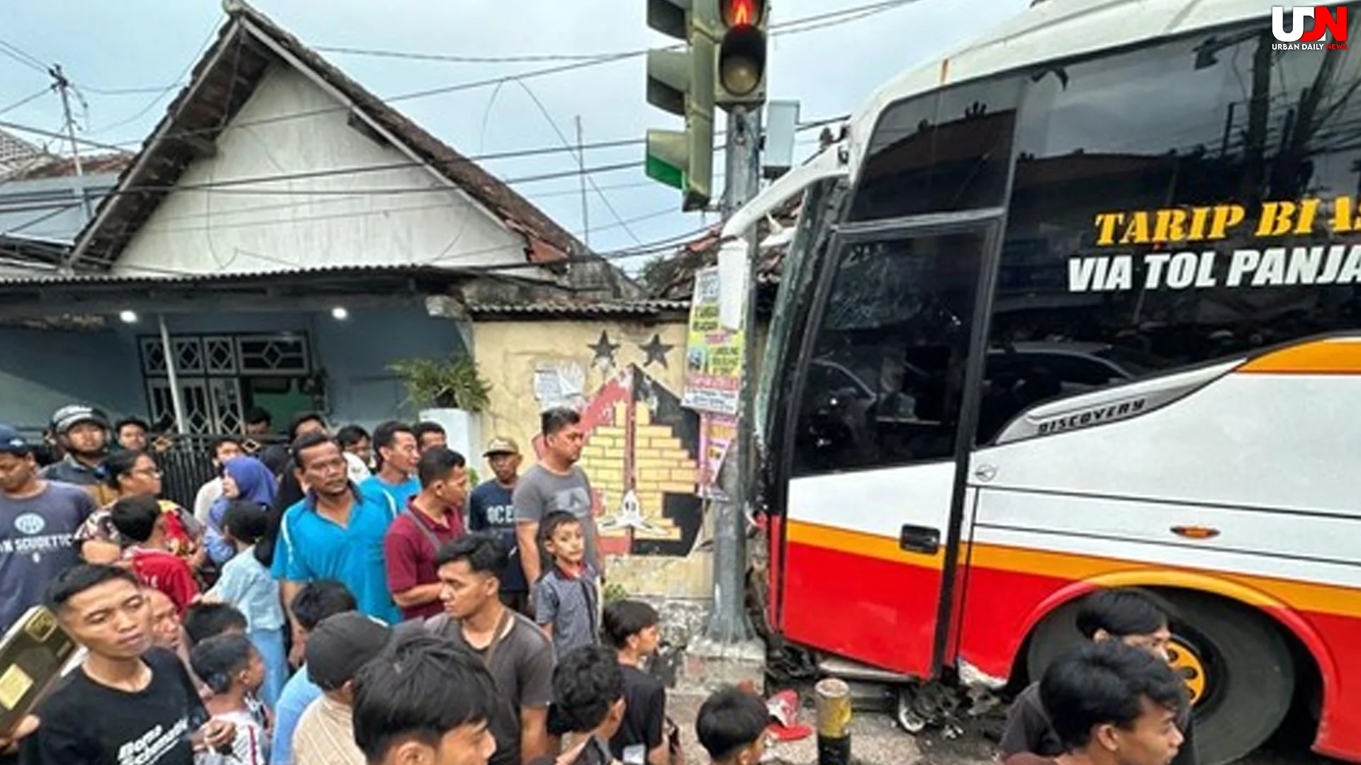 5 Tragedi Bus Ngeblong Terobos Lampu Merah Tabrak Mobil di Kediri