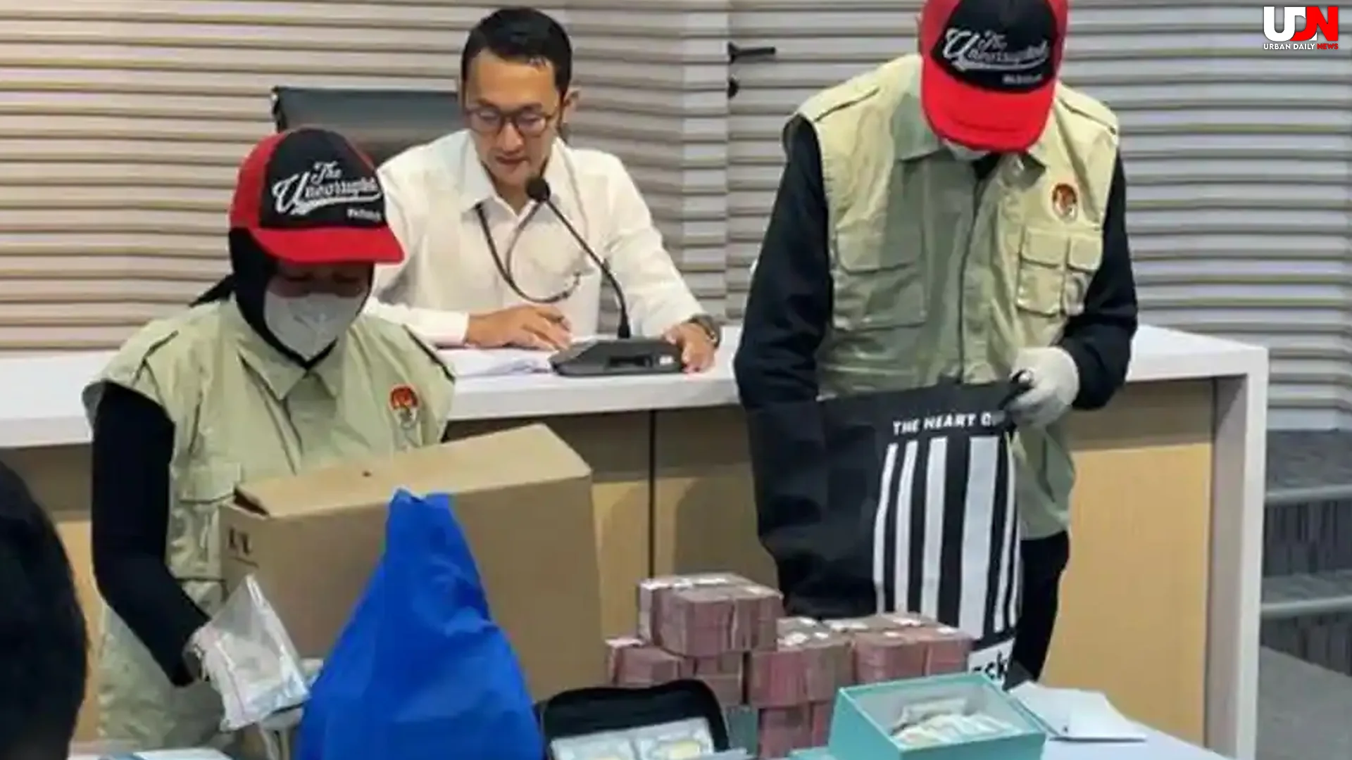 KPK Dalami Kasus Suap Pegawai Pajak Dengan Memeriksa 17 Saksi