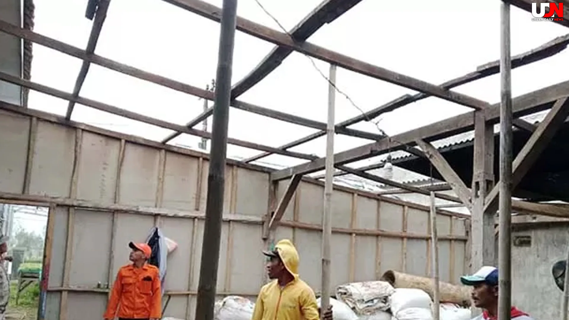 Puting Beliung Hantam Probolinggo 8 Rumah Warga Rusak Parah