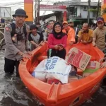 Polisi Bagikan Sembako di Pegangsaan Dua dengan 5 Fokus Bantuan