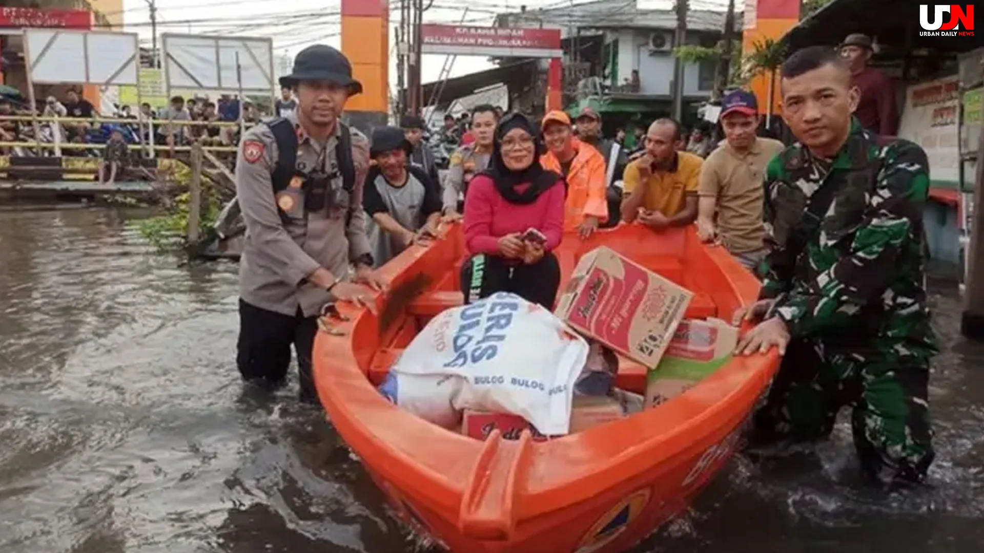 Polisi Bagikan Sembako di Pegangsaan Dua dengan 5 Fokus Bantuan