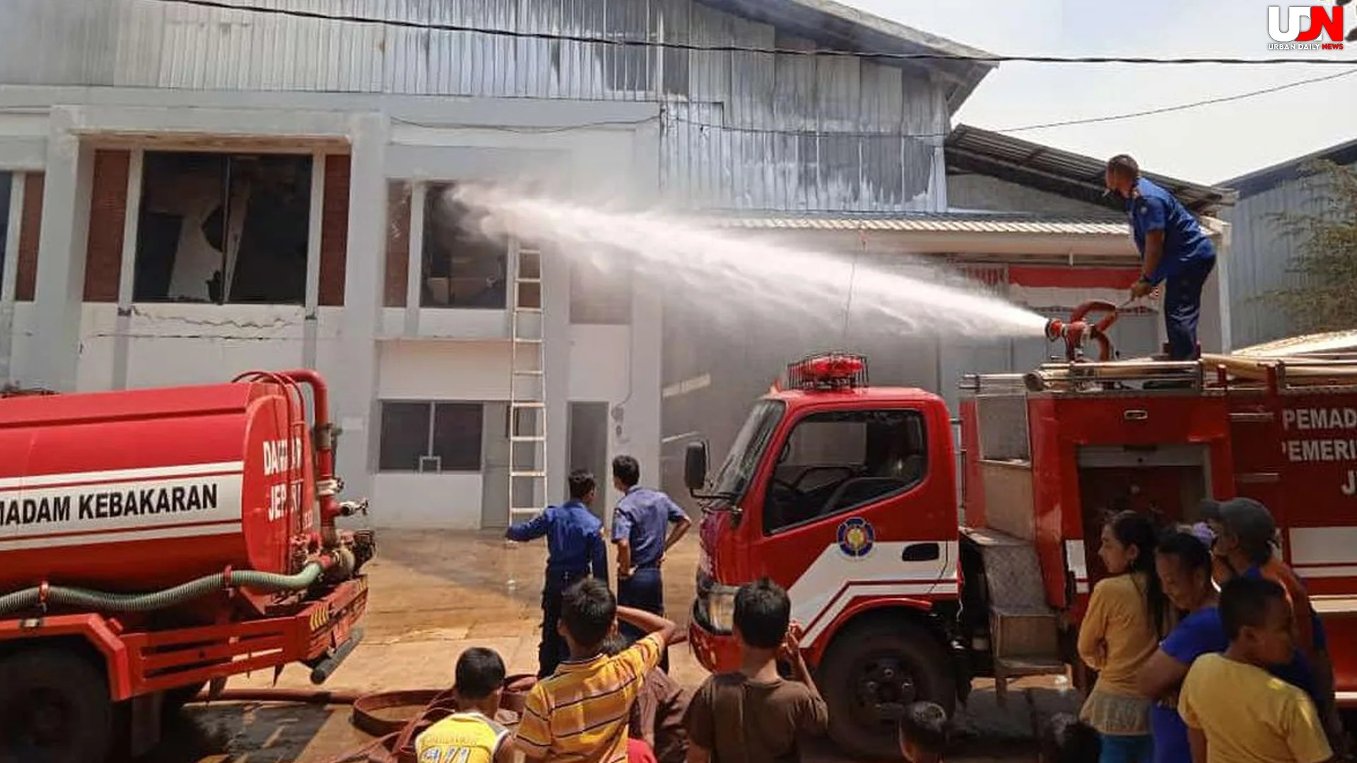 Gudang Furnitur Jepara Dilanda Api 13 Mobil Damkar Bergerak Cepat